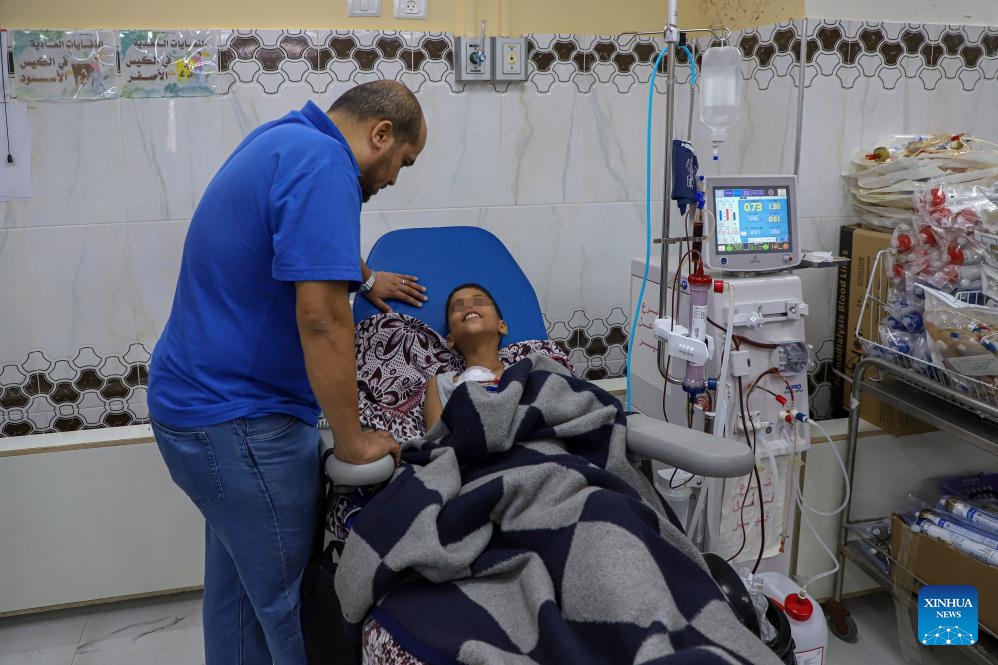 A young Palestinian patient receives treatment at the dialysis department of a hospital in Gaza City, Sept. 20, 2023. At least 1,100 Palestinian kidney patients are facing an interruption of life-saving treatment due to a lack of medicines and medical equipment in the coastal enclave, the Hamas-run Health Ministry said on Wednesday(Photo: Xinhua)