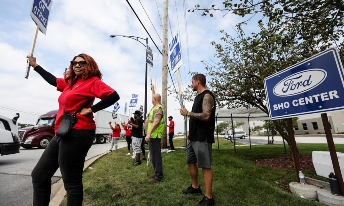 Auto workers take part in a strike outside a Ford assembly plant in the southern suburbs of Chicago, Illinois, the United States, on Sep 29, 2023. Photo:Xinhua