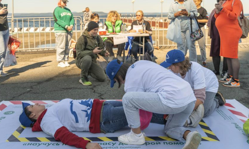 People simulate a leg injury treatment at a first-aid skills competition in Vladivostok, Russia, Sept. 23, 2023.
The event was aimed at raising public awareness of first aid skills. (Photo by Guo Feizhou/Xinhua)