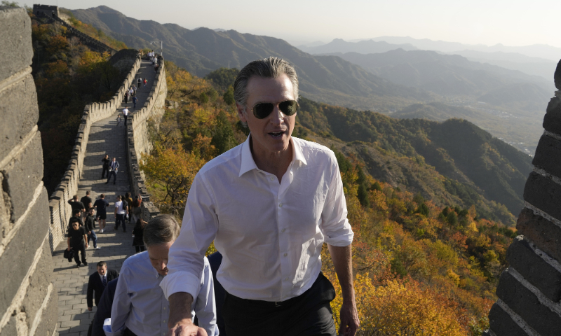 California Gov. Gavin Newsom walks up a section of the Mutianyu Great Wall on the outskirts of Beijing, on October 26, 2023. Photo: VCG