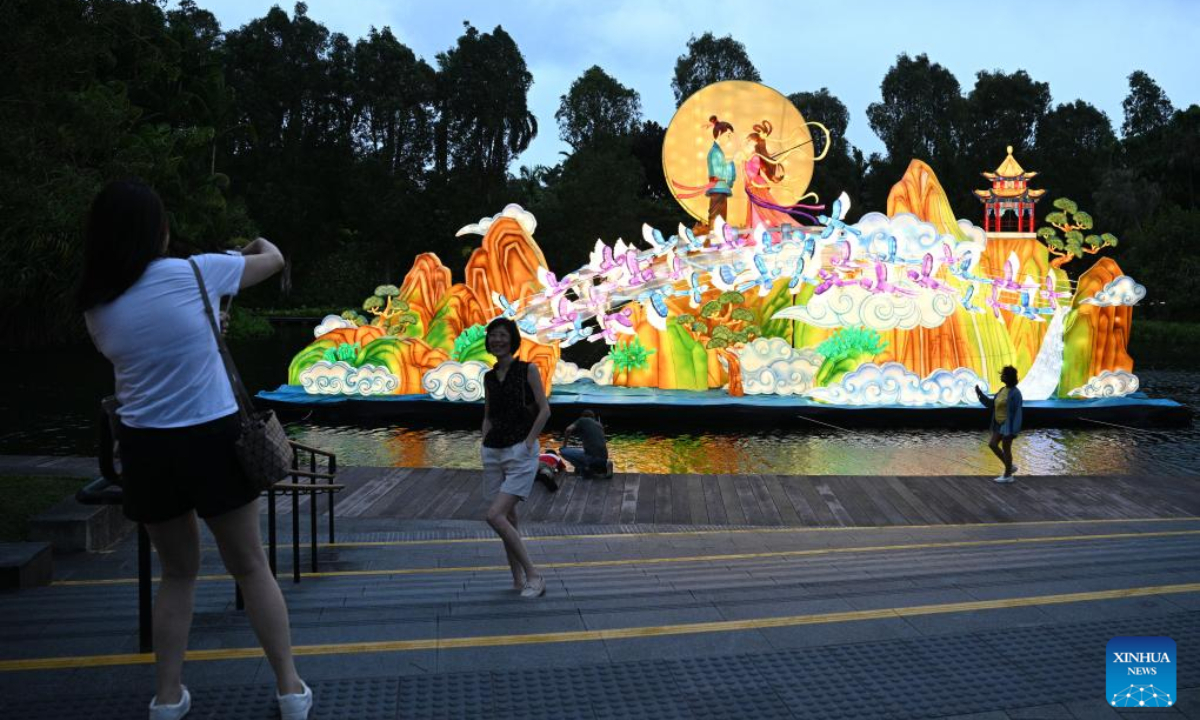 Tourists take photos on the Mid-Autumn Festival lantern display held at Singapore's Gardens by the Bay on Sep 21, 2023. Photo:Xinhua