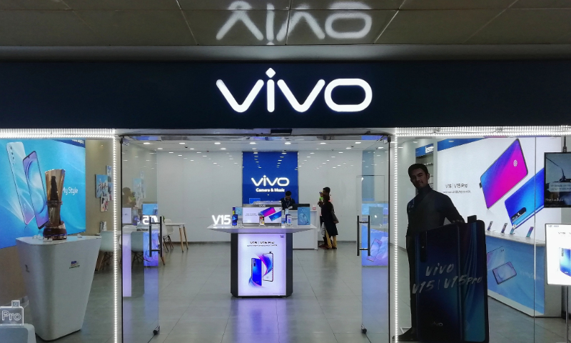 Customers are seen inside a VIVO mobile phone store in New Delhi on August 27, 2019. Photo: VCG