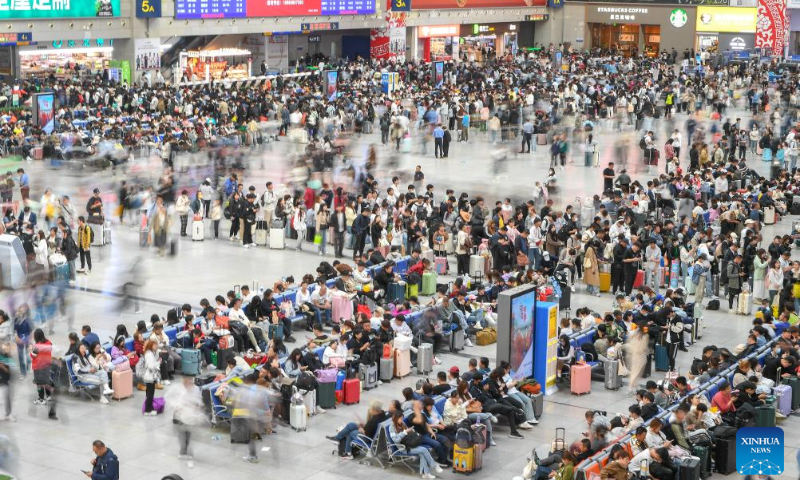 Passengers wait to board trains at Changchun Railway Station in Changchun, northeast China's Jilin Province, Sept. 28, 2023. The Mid-Autumn Festival and National Day holiday period, which will last from Sept. 29 to Oct. 6 this year, is a peak travel and tourism season in China. (Xinhua/Zhang Nan)