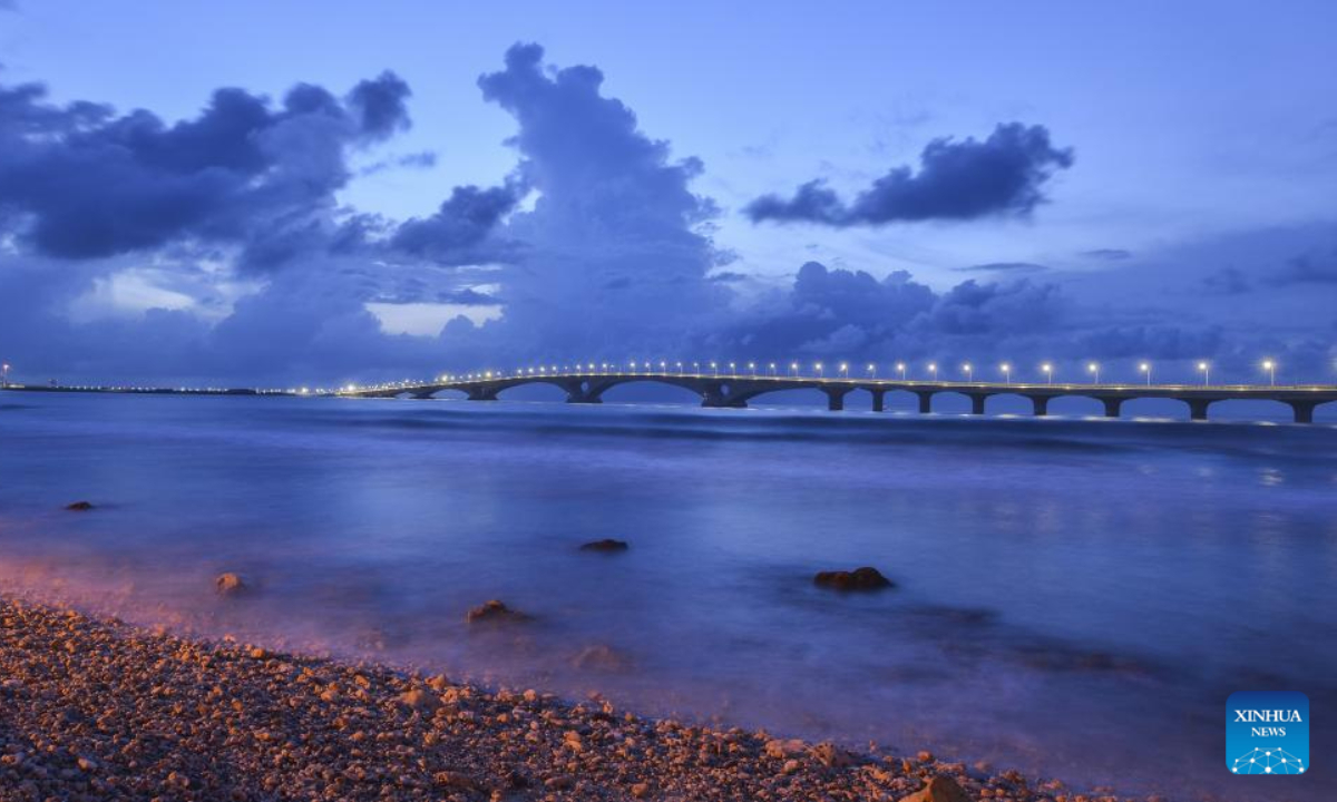 This photo taken on Aug 31, 2019 shows the illuminated China-Maldives Friendship Bridge in Maldives. Built with support from China, the opening of the bridge meant that for the first time, people could walk from capital Male to the neighboring island of Hulhumale. Photo:Xinhua
