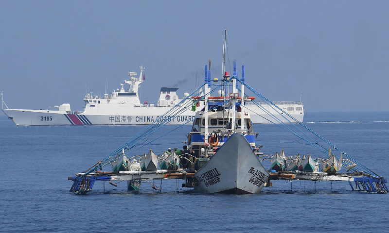 Chinese coast guard (back) conducts patrol missions in the waters near Huangyan Island in the South China Sea on September 20, 2023. Photo: VCG