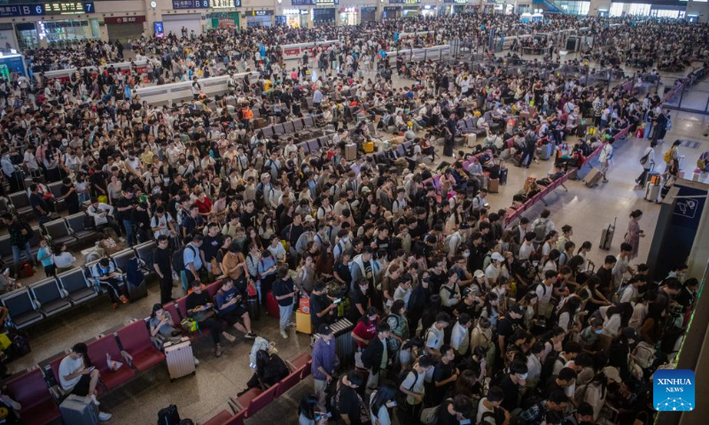 Passengers wait to board trains at Hankou Railway Station in Wuhan, central China's Hubei Province, Sept. 28, 2023. The Mid-Autumn Festival and National Day holiday period, which will last from Sept. 29 to Oct. 6 this year, is a peak travel and tourism season in China. (Xinhua/Wu Zhizun)
