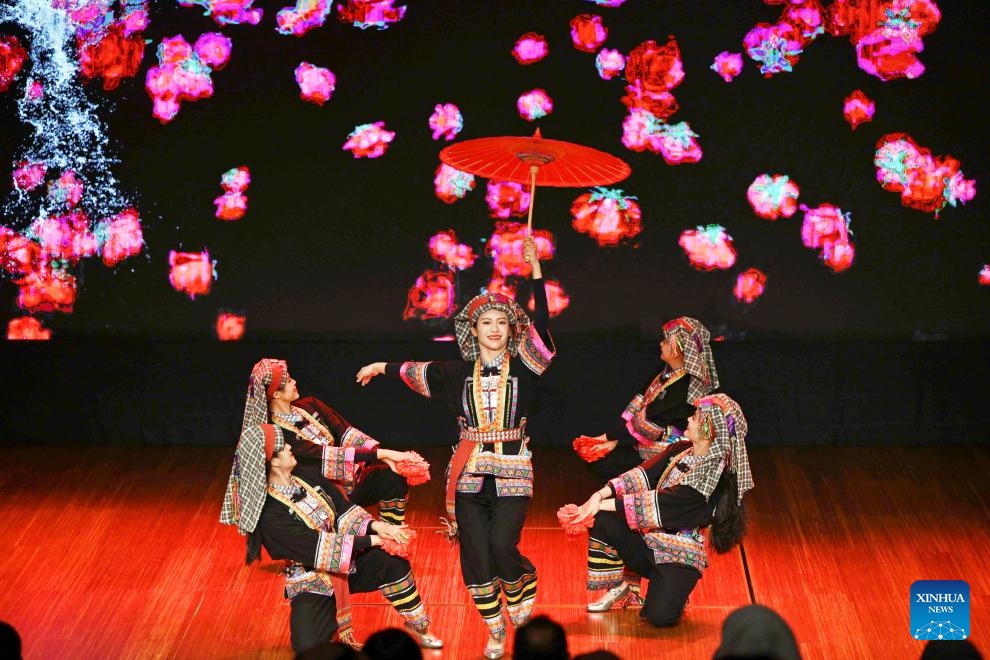 Chinese artists of an art troupe from Lincang City of southwest China's Yunnan Province perform in Capital Governorate, Kuwait, Sept. 19, 2023. The Kuwait Chinese Cultural Center held Tuesday its first show in Capital Governorate since its trial run. Chinese artists from Yunnan Province performed during the show, presenting the rich culture of ethnic minorities of Yunnan to the audience.(Photo: Xinhua)