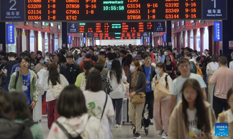 This photo taken on Sept. 29, 2023 shows passengers at Zhengzhou Railway Station in Zhengzhou, central China's Henan Province. (Xinhua/Li Jianan)