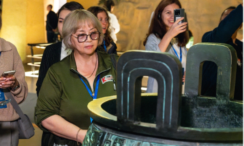Natalia Dorofeeva looks at a bronze ware on display at the Baoji Bronze Museum in Baoji, Shaanxi Province, Northwest China on October 13, 2023. Photo: Courtesy of Zhu Junqiang