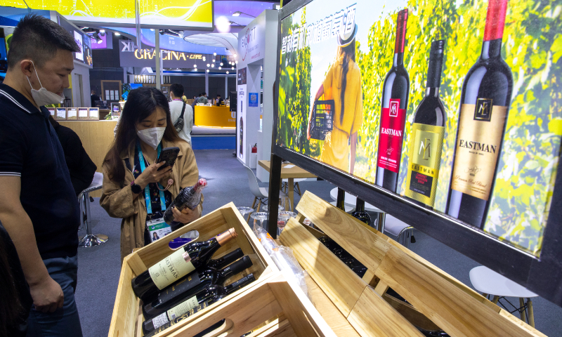 Vino chileno embotellado se exhibe en la 5ta Exposición Internacional de Importaciones de China en Shanghai el 10 de noviembre de 2022. Foto: VCG