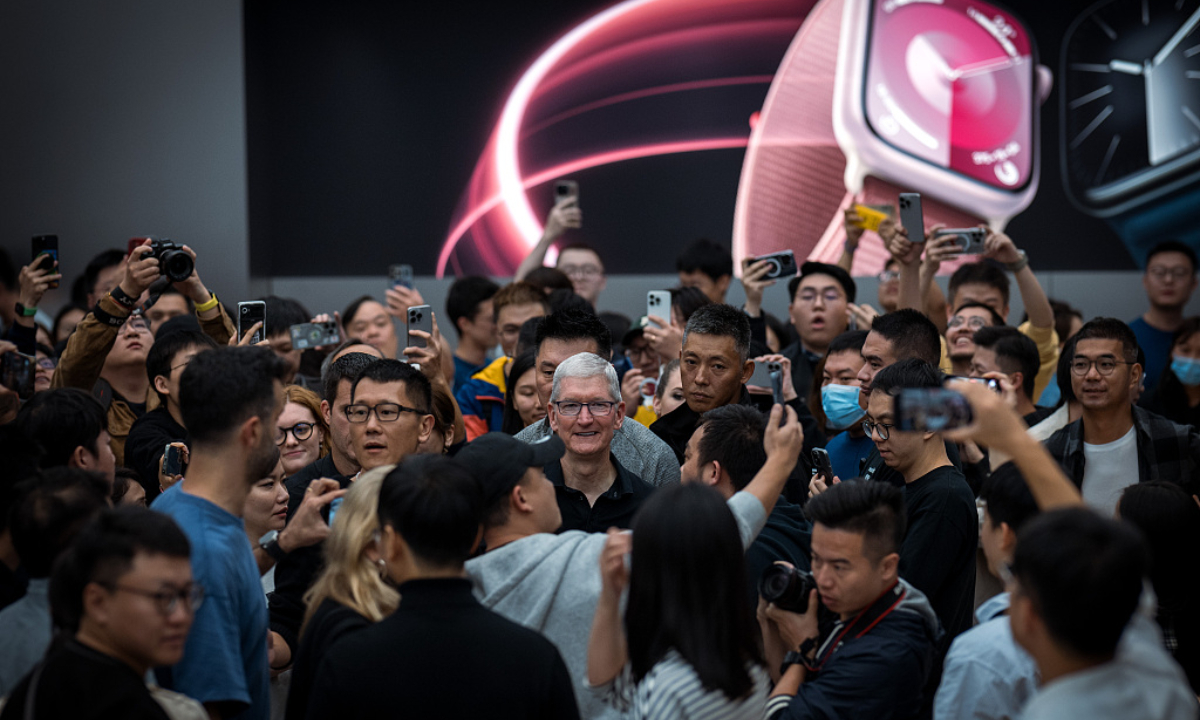 Tim Cook visit Apple store in Chengdu, Southwest China's Suchuan Province, on October 17, 2023 Photo: VCG