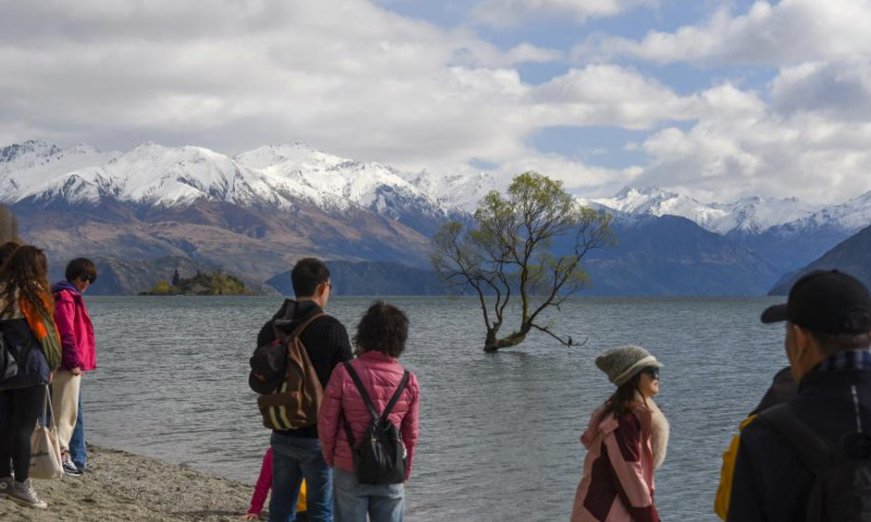 Tourists enjoy themselves in Wanaka,<strong>888slot link alternatif</strong> New Zealand, Sept. 29, 2023. New Zealand witnesses an influx of Chinese tourists during this year's Mid-Autumn Festival and National Day holiday period. (Xinhua/Guo Lei)