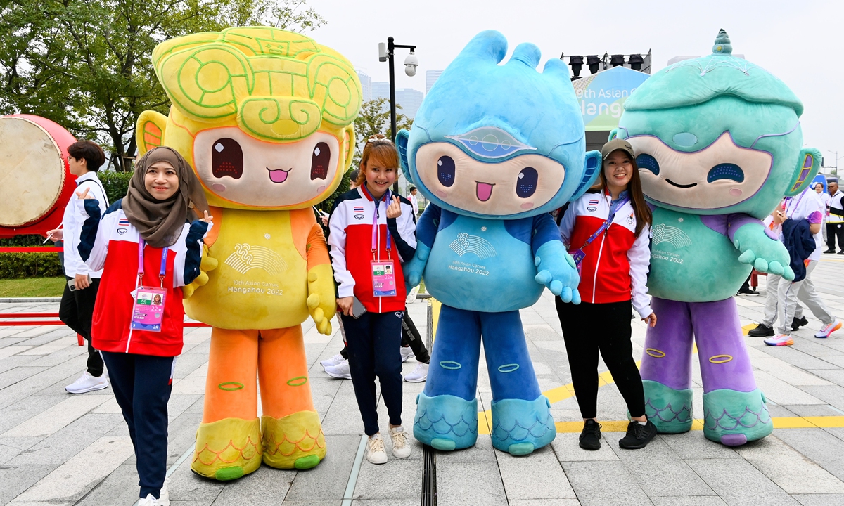 Członkowie tajskiej delegacji pozują z lalkami-maskotkami Igrzysk Azjatyckich w Hangzhou w Wiosce Sportowców Igrzysk Azjatyckich, 22 września 2023 r. w Hangzhou w prowincji Zhejiang we wschodnich Chinach. Tego dnia organizatorzy zorganizowali ceremonię powitalną dla sportowców w Wiosce Sportowca. Zdjęcie: cnsphoto