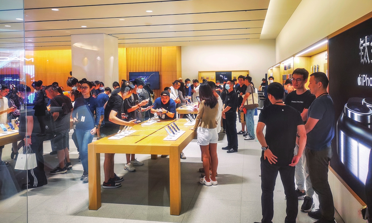 Consumers line up in an Apple store in Shenzhen, South China’s Guangdong Province on September 22, 2023, as Apple’s latest iPhone 15 series and watches start their first day of in-store pickup. Photo: VCG