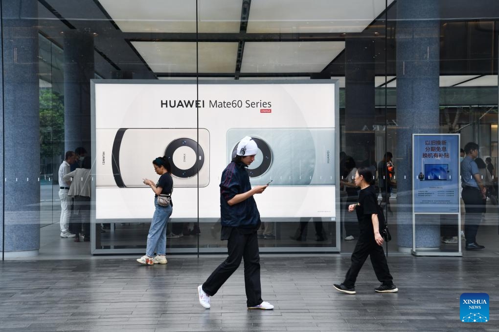 People walk past a flagship store of Huawei in Shenzhen, south China's Guangdong Province, Sept. 11, 2023. Chinese telecom giant Huawei held a product launch event on Monday in Shenzhen.(Photo: Xinhua)