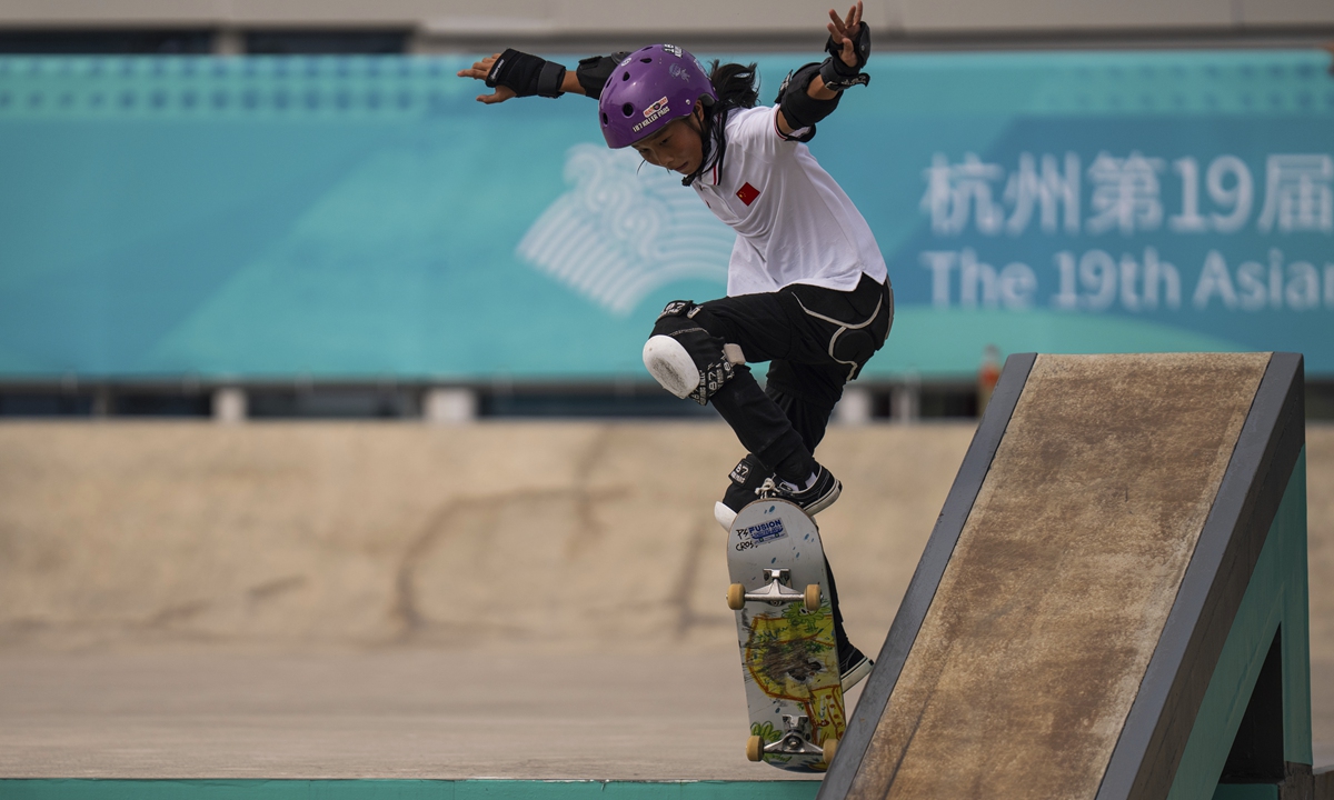 China's Cui Chenxi competes in the final of the women's street skateboarding event during the Hangzhou Asian Games on September 27, 2023. Photo: VCG 