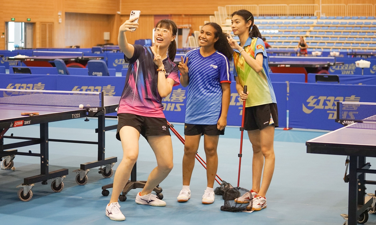 A Ping-Pong player (middle) from Papua New Guinea's national team takes a selfie with Chinese players during a training in Shanghai on July 2, 2023. Photo: Lu Ting/GT