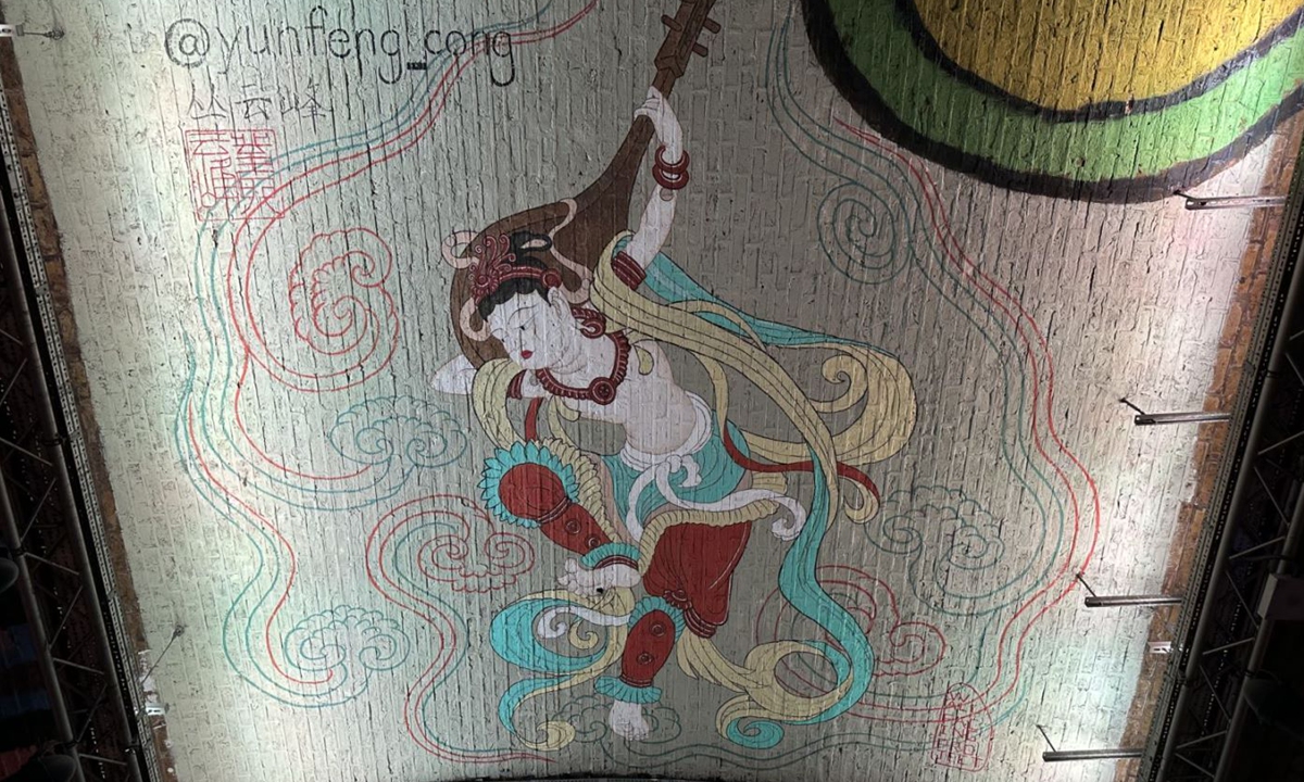 <em>Playing Pipa Behind the Back</em> painted by Cong Yunfeng. Photo: Courtesy of Cong Yunfeng 