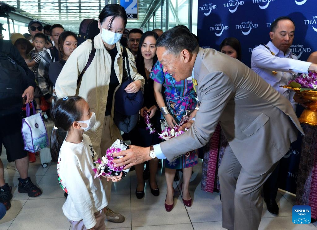 Thai Prime Minister Srettha Thavisin (R, front) welcomes Chinese tourists at Suvarnabhumi airport in Bangkok, Thailand, Sept. 25, 2023.(Photo: Xinhua)