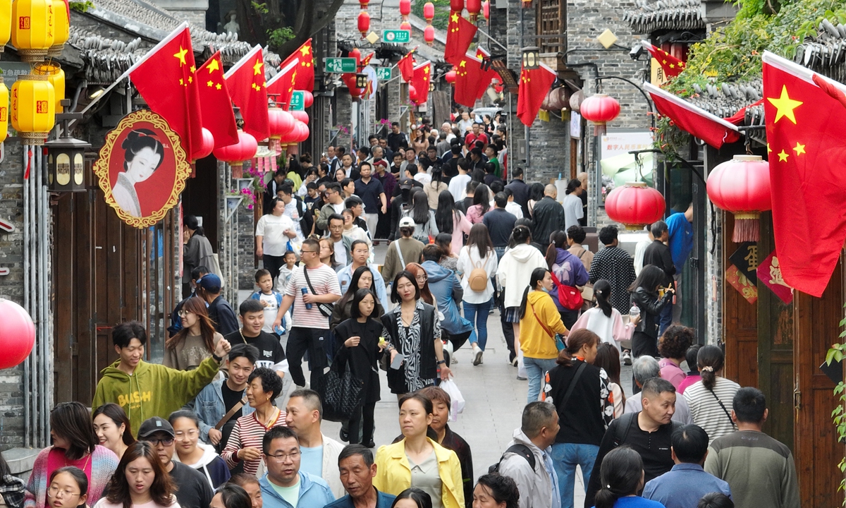 An old street is packed with tourists in Yangzhou, East China's Jiangsu Province on October 6, 2023, the last day of the Mid-Autumn Festival and National Day holidays. Photo: VCG
