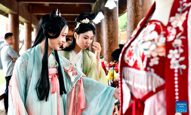 People visit a handicraft exhibition during the Ninth Nishan Forum on World Civilizations in Qufu, east China's Shandong Province, Sept. 26, 2023. Held from Tuesday to Thursday in the city of Qufu, the birthplace of ancient Chinese sage Confucius (551 B.C.-479 B.C.), the forum offers a platform for renowned scholars and experts in cultural studies to forge better understanding on enhancing dialogues among different cultures.(Photo: Xinhua)