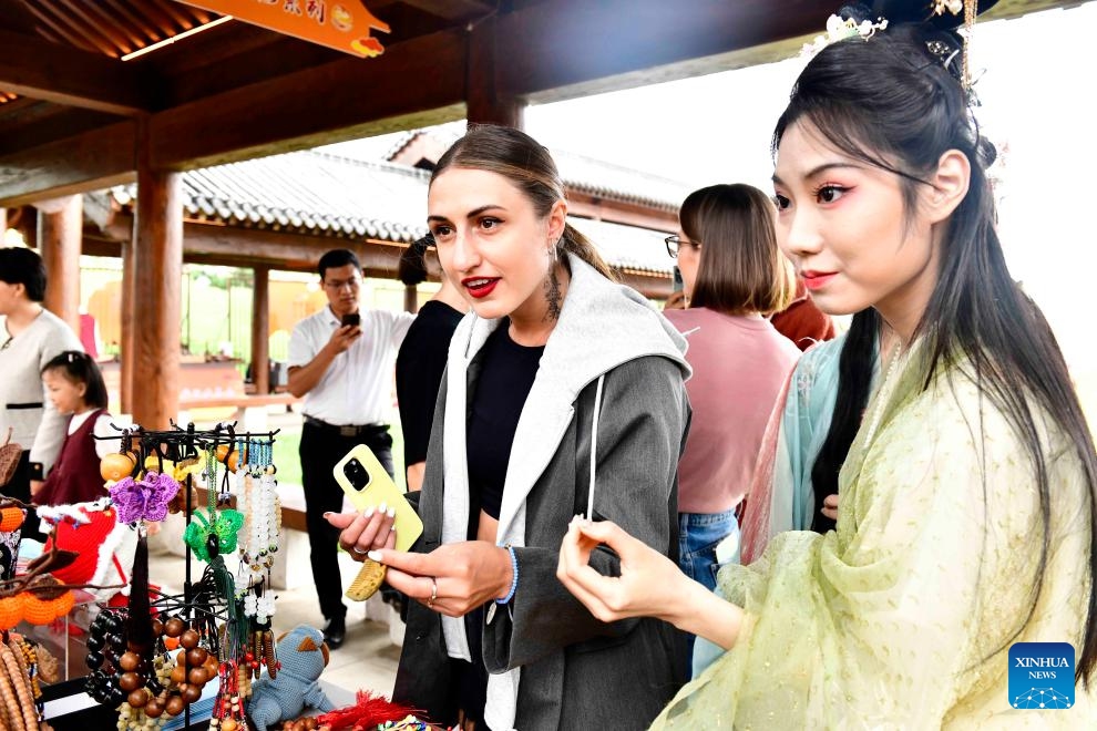 People visit a handicraft exhibition during the Ninth Nishan Forum on World Civilizations in Qufu, east China's Shandong Province, Sept. 26, 2023. Held from Tuesday to Thursday in the city of Qufu, the birthplace of ancient Chinese sage Confucius (551 B.C.-479 B.C.), the forum offers a platform for renowned scholars and experts in cultural studies to forge better understanding on enhancing dialogues among different cultures.(Photo: Xinhua)