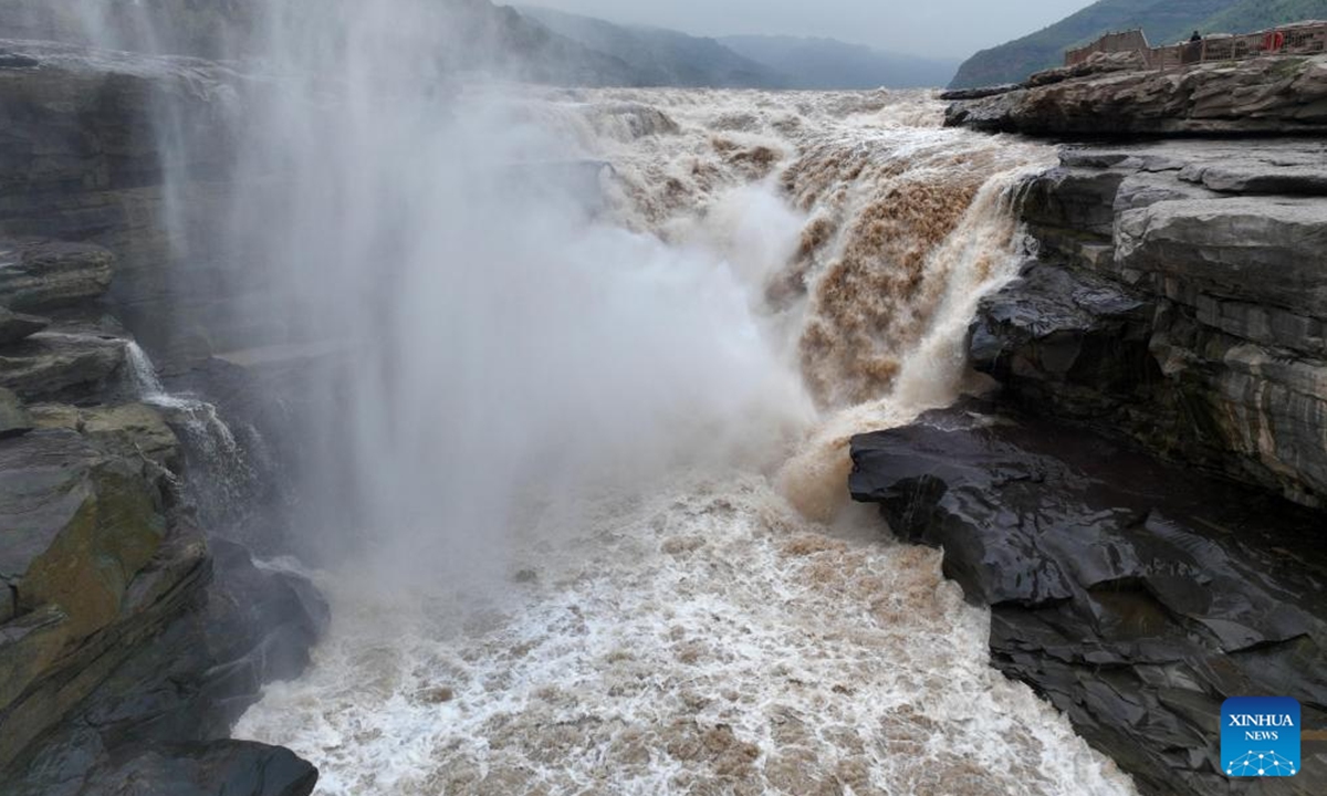 This aerial photo taken on Sept. 26, 2023 shows the autumn scenery of the Hukou Waterfall on the Yellow River, on the border area between north China's Shanxi and northwest China's Shaanxi provinces. (Xinhua/Xing Guangli)







