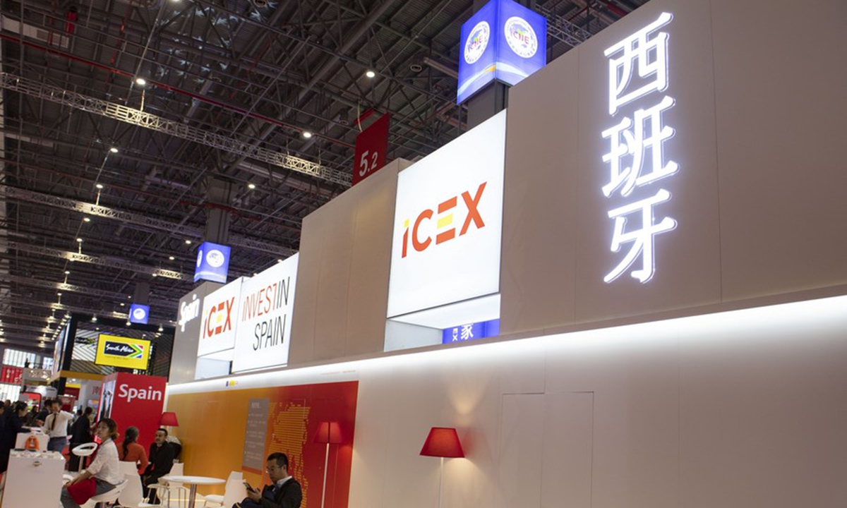 People visit the Spain pavilion during the second China International Import Expo (CIIE) in Shanghai, east China, Nov. 7, 2019. (Xinhua/Purbu Zhaxi)

