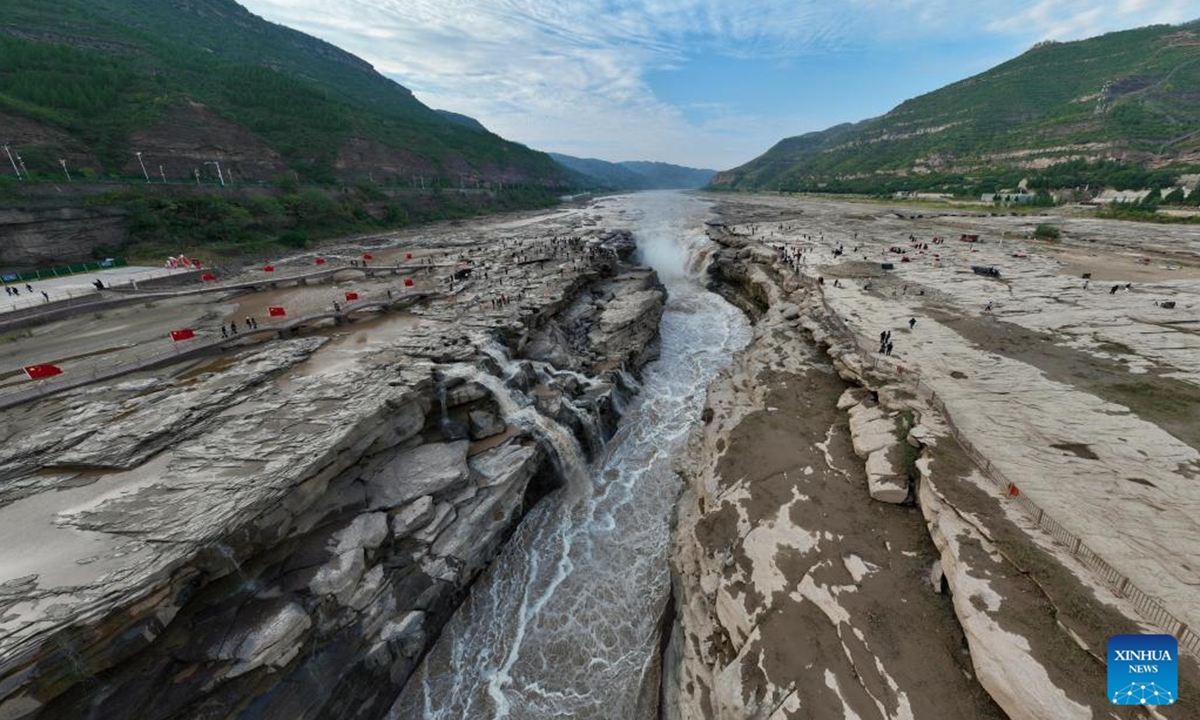 This aerial photo taken on Sept. 26, 2023 shows the autumn scenery of the Hukou Waterfall on the Yellow River, on the border area between north China's Shanxi and northwest China's Shaanxi provinces. (Xinhua/Xing Guangli)






