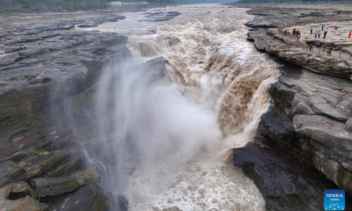 This aerial photo taken on Sept. 26, 2023 shows the autumn scenery of the Hukou Waterfall on the Yellow River, on the border area between north China's Shanxi and northwest China's Shaanxi provinces. (Xinhua/Xing Guangli)






