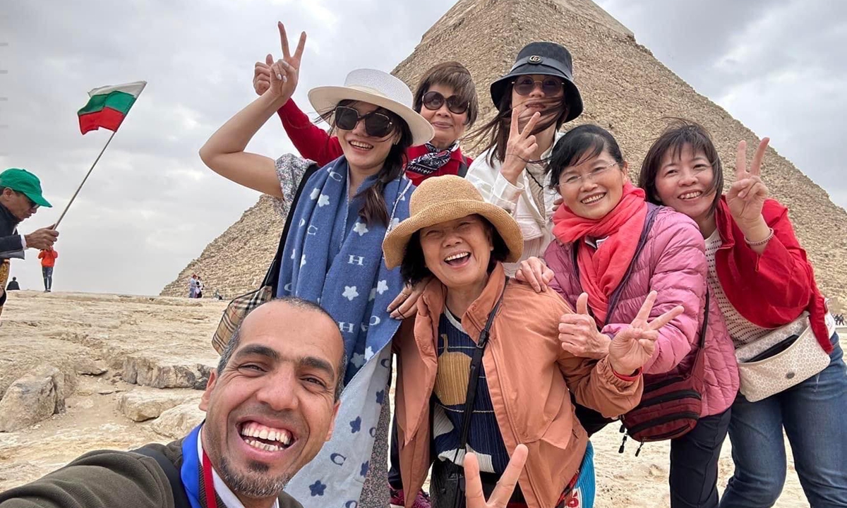 A photo shows Abbas Sayed Abbas, a Chinese-speaking Egyptian tourist guide, with a group of Chinese tourists in Egypt Photo: Huang Peizhao