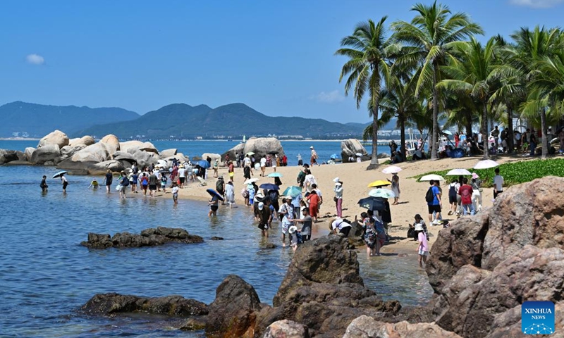 Tourists visit a scenic spot in Sanya, south China's Hainan Province, Oct. 1, 2023. As a popular tourist destination, Sanya is seeing a tourism boom during the National Day holiday. (Xinhua/Guo Cheng)