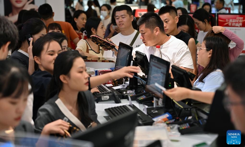 Tourists check out in a duty-free shopping mall in Sanya, south China's Hainan Province, Sept. 30, 2023. As a popular tourist destination, Sanya is seeing a tourism boom during the National Day holiday. (Xinhua/Guo Cheng)
