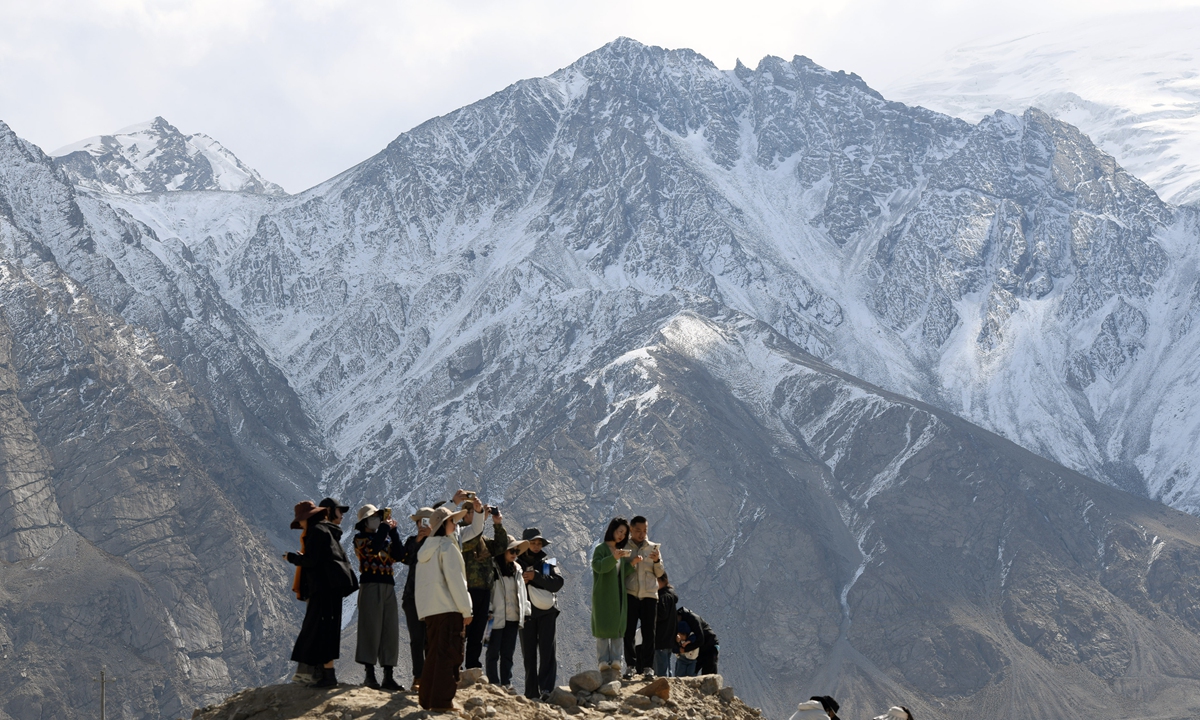 Tourists admire the scenery of mountains in the Taxkorgan Tajik Autonomous county, Kashi of Northwest China’s Xinjiang Uygur Autonomous Region on October 2, 2023. Photo: VCG