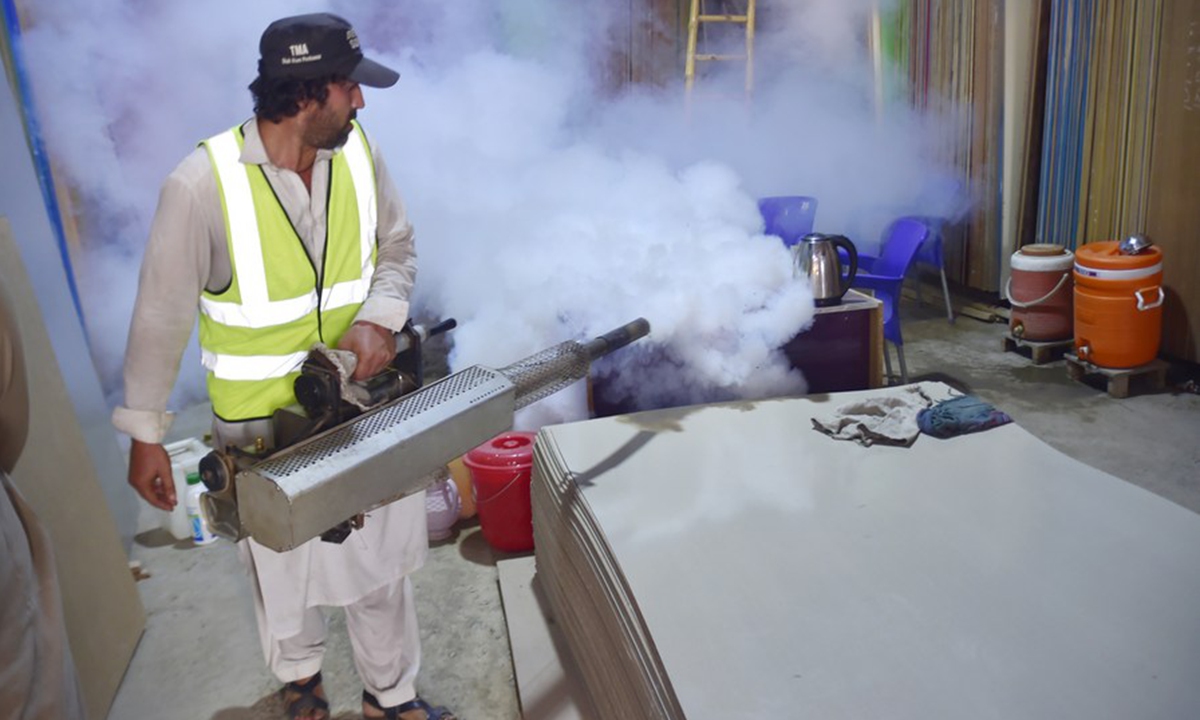 A health worker fumigates an area to remove mosquitoes in northwest Pakistan's Peshawar on Oct. 5, 2023. (Photo by Saeed Ahmad/Xinhua)



