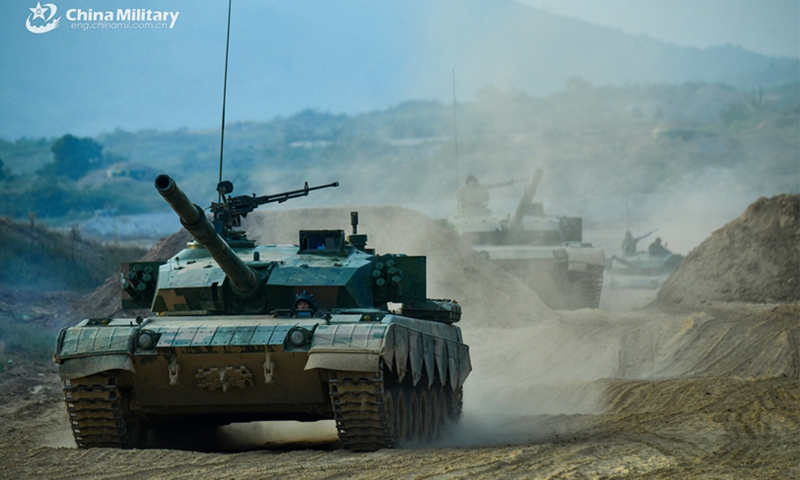 A main battle tank attached to an Army brigade under the PLA Eastern Theater Command rumbles in speed to a designated training field during live-fire training in late September, 2023. (eng.chinamil.com.cn/Photo by Liu Zhiyong)