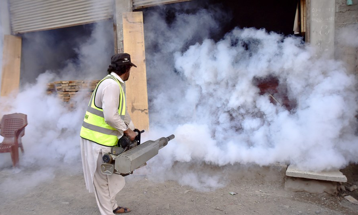 A health worker fumigates an area to remove mosquitoes in northwest Pakistan's Peshawar on Oct. 5, 2023. (Photo by Saeed Ahmad/Xinhua)


