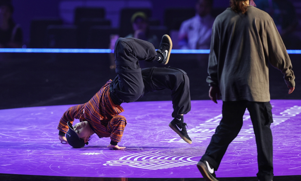 An athlete competes in the women’s group round robin battle of the break dancing event of the Hangzhou Asian Games at the Gongshu Canal Sports Park Gymnasium on October 6, 2023. This is break dancing’s official debut at the Asian Games. Four Chinese dancers will compete for gold medals on Saturday. Photo: Cui Meng/ Global Times