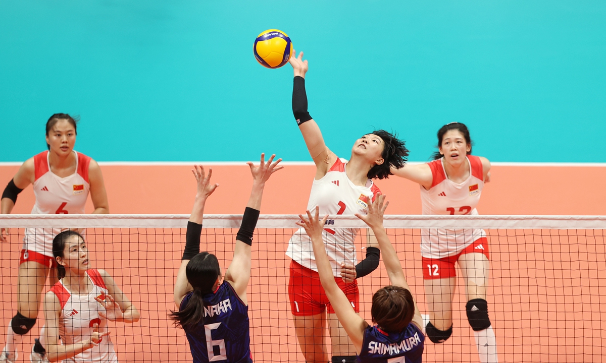 Yuan Xinyue spikes the ball against Japan in the women's volleyball final match at the Hangzhou Asian Games on October 7, 2023.  Photo: Cui Meng/GT