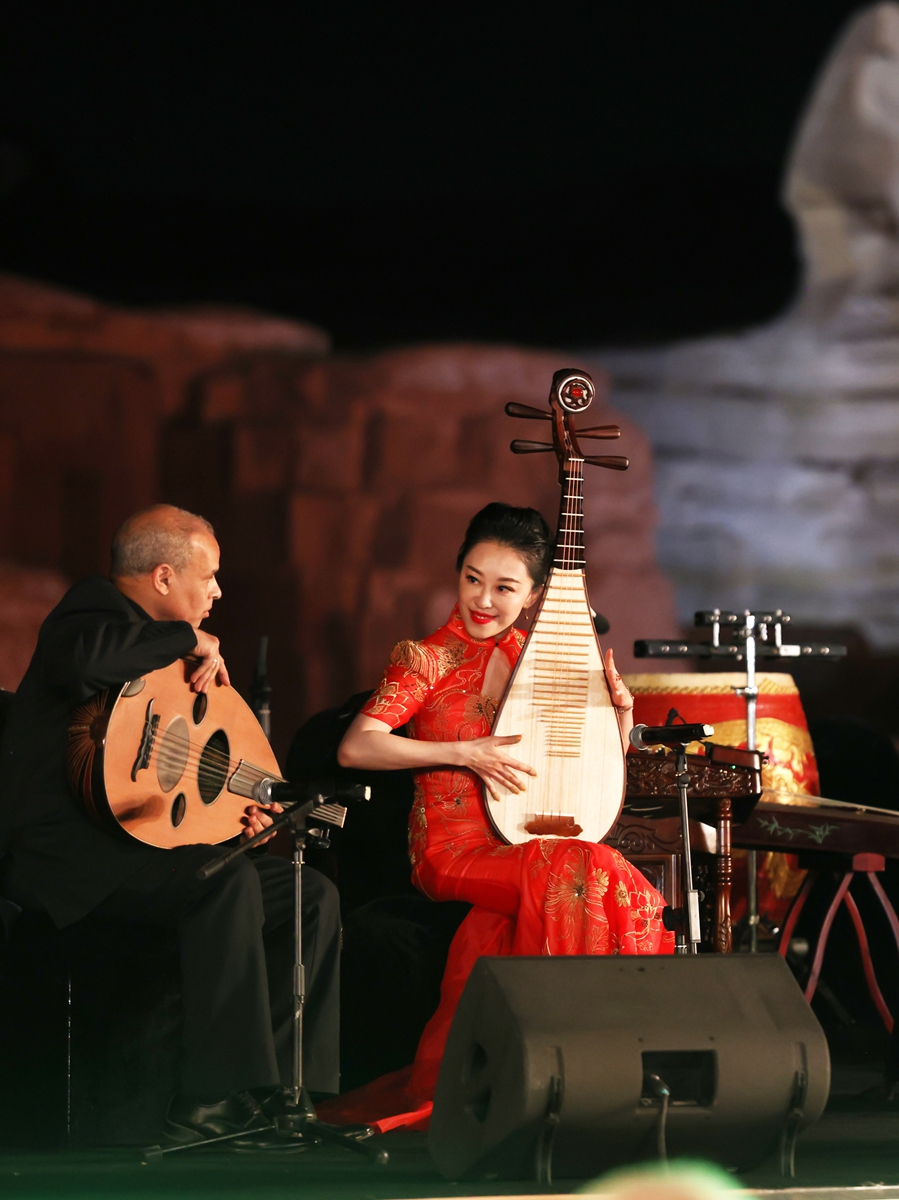 Zhao Cong (right), playing pipa, performs with a foreigner playing the Arabian oud Photo: Courtesy of China National Traditional Orchestra