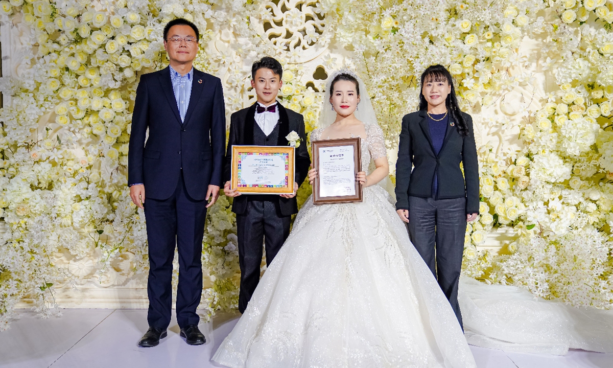 The Vegeta couple poses with carbon neutrality certificates Photo: Courtesy of Vegeta