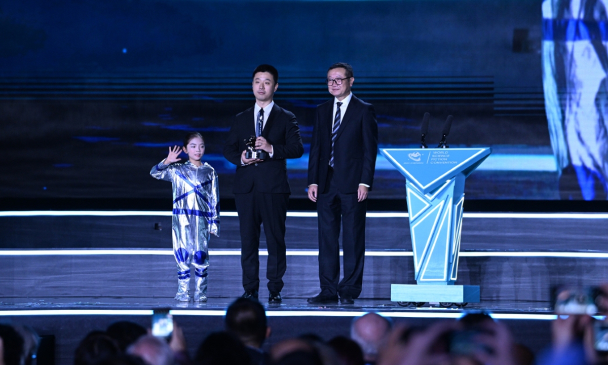 Hai Ya poses with his trophy beside Liu Cixin on October 21, 2023, in Chengdu, Sichuan Province. Photo: Courtesy of organizers
