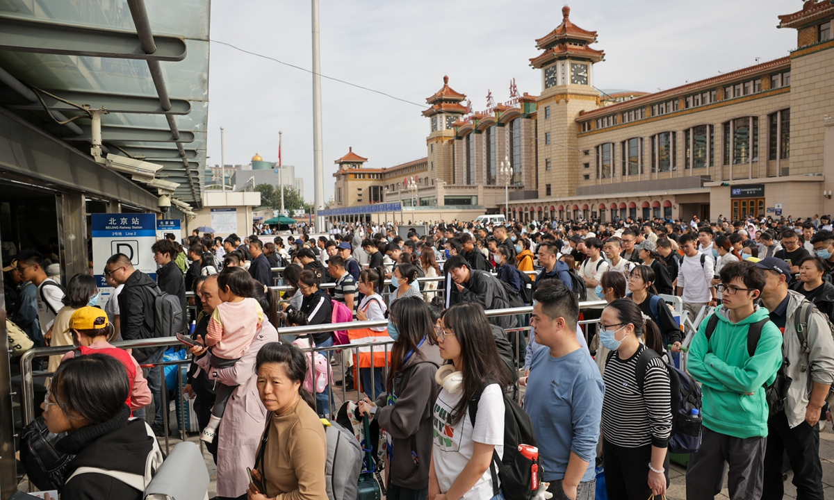 Passengers line up at the subway entrance of the Beijing Railway Station in Beijing on October 6, 2023, the last day of the Mid-Autumn Festival and National Day holidays. Photo: VCG