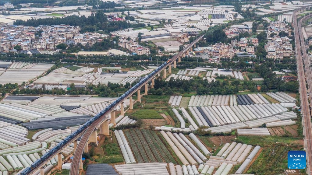 This aerial photo taken on Oct. 8, 2023 shows the 1st freight train of Shanghai-Kunming Lancang-Mekong Express leaving Wangjiaying West Station in Kunming, southwest China's Yunnan Province. A freight train loaded with goods from Southeast Asia and specialty products of Yunnan left Kunming on Sunday, and was expected to reach its destination Shanghai in 82 hours(Photo: Xinhua)