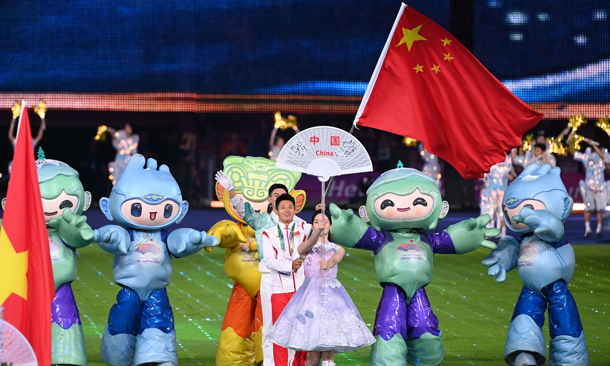Flag bearer of the delegation of China Xie Zhenye parades into the Hangzhou Olympic Sports Center Stadium during the closing ceremony of the 19th Asian Games in Hangzhou, East China's Zhejiang Province, on October 8, 2023. Photo: Xinhua