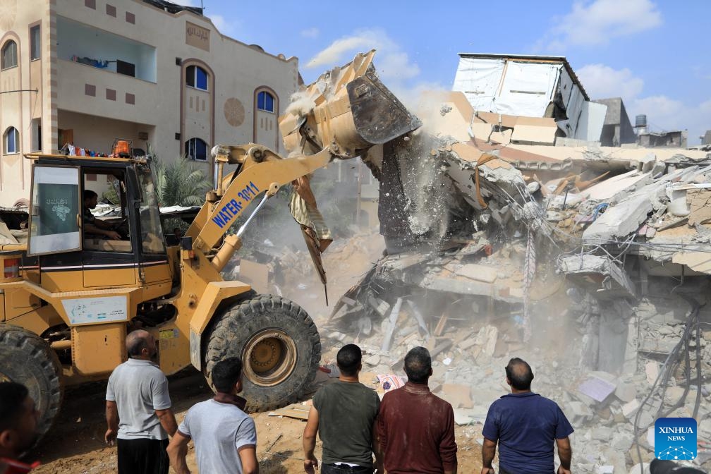 Rescue workers search for survivors among rubble of a building after it was destroyed during an Israeli airstrike in the southern Gaza Strip city of Khan Younis, Oct. 8, 2023. Israel's cabinet declared a state of war on Sunday after a massive surprise attack launched by Hamas has so far killed at least 700 in Israel while retaliatory Israeli airstrikes killed at least 413 in Gaza.(Photo: Xinhua)