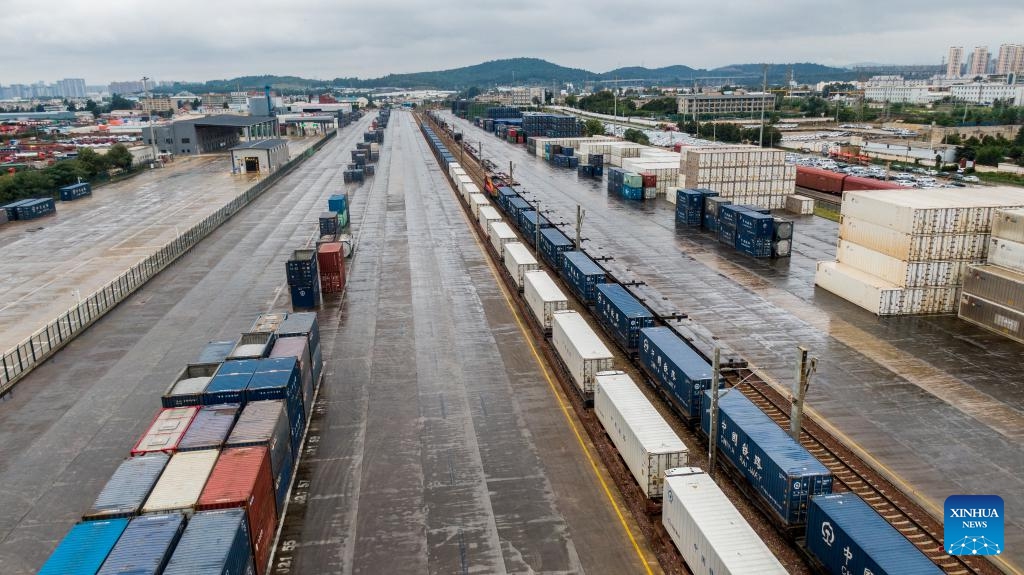 This aerial photo taken on Oct. 8, 2023 shows the 1st freight train of Shanghai-Kunming Lancang-Mekong Express (R) leaving Wangjiaying West Station in Kunming, southwest China's Yunnan Province. A freight train loaded with goods from Southeast Asia and specialty products of Yunnan left Kunming on Sunday and was expected to reach its destination Shanghai in 82 hours.(Photo: Xinhua)