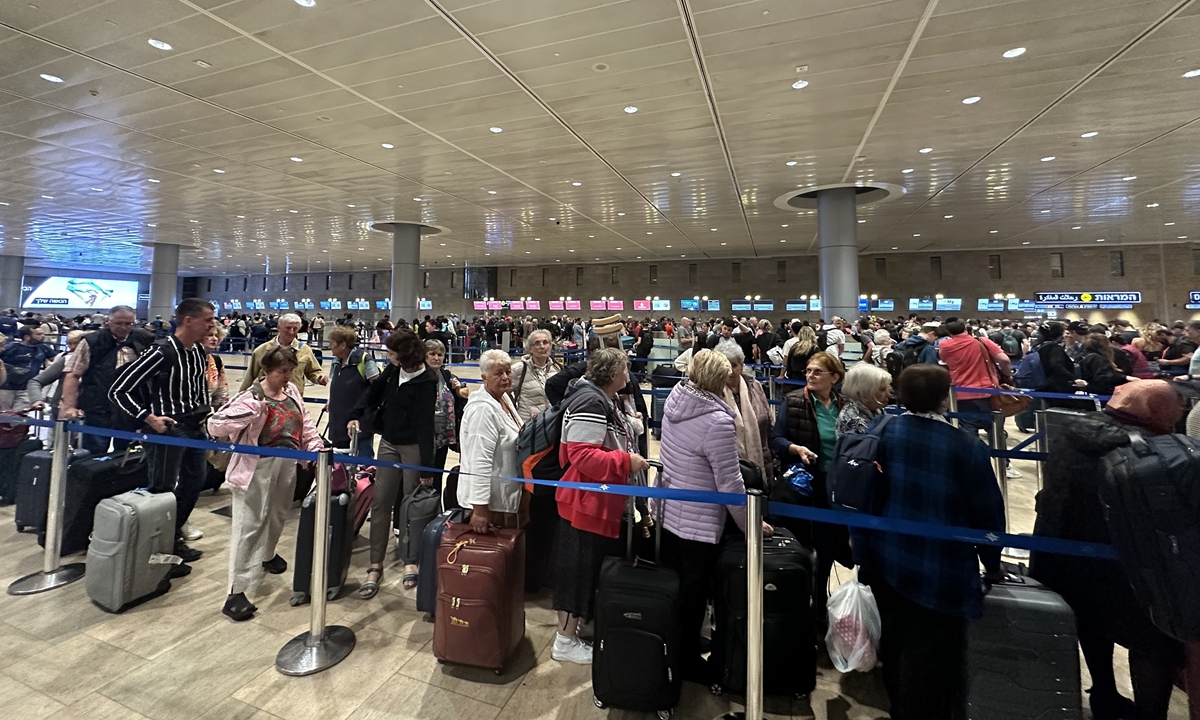 People wait in departing section at Ben Gurion Airport, Israel's only international airport, after many flights from abroad are cancelled due to the attacks launched by Palestinian factions in Tel Aviv.(Photo:VCG)