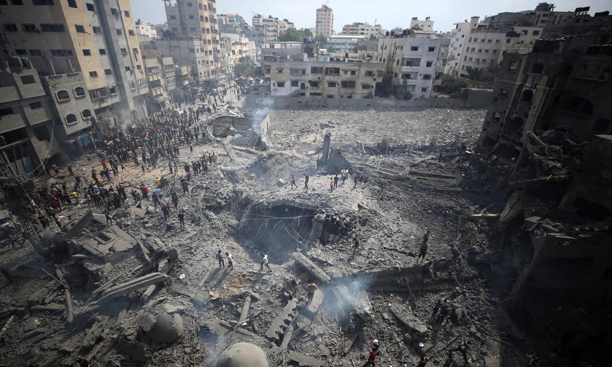 Palestinians inspect the damage following an Israeli airstrike on the Sousi mosque in Gaza City on October 9, 2023.Photo: AFP