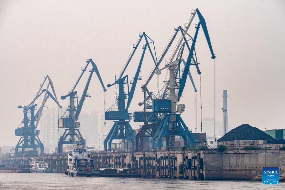 This photo taken on July 25, 2023 shows a port at Blagoveshchensk, Russia. Chinese Heihe city faces Russia city of Blagoveshchensk across the Heilongjiang River, known in Russia as the Amur River. In June last year, the Heihe-Blagoveshchensk cross-border highway bridge over the Heilongjiang River opened to traffic. The bridge played an important role in trade turnover increase and opened a new page in the development of bilateral relations.(Photo: Xinhua)